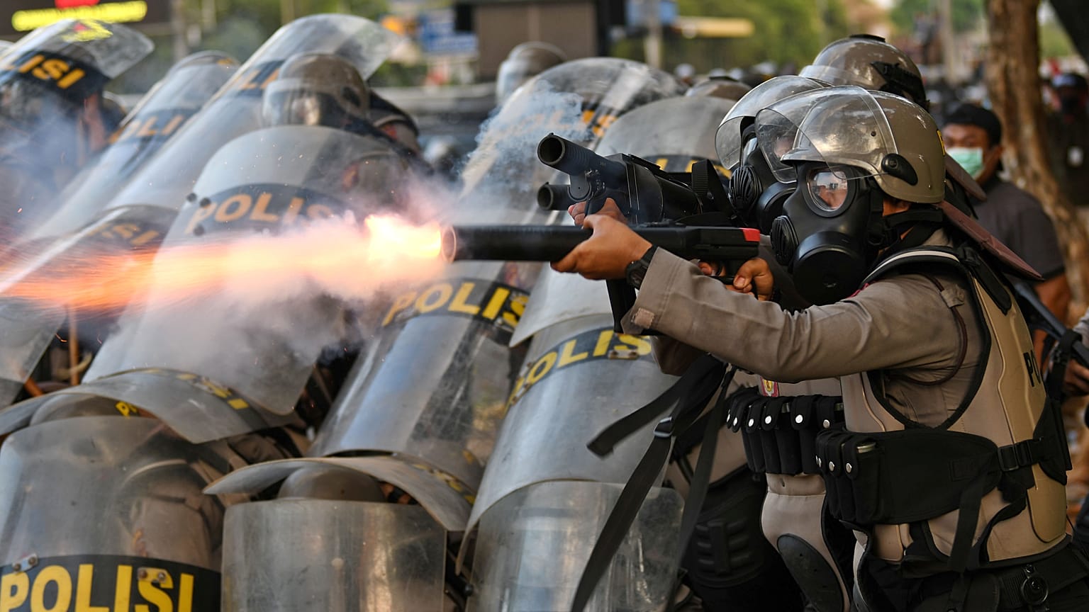 Endonezya'da zina yasası protestolarına polisten gaz bombalı müdahale