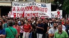 Διαδηλωτές φωνάζουν συνθήματακατά τη διάρκεια απεργιακής πορείας (αρχείου)