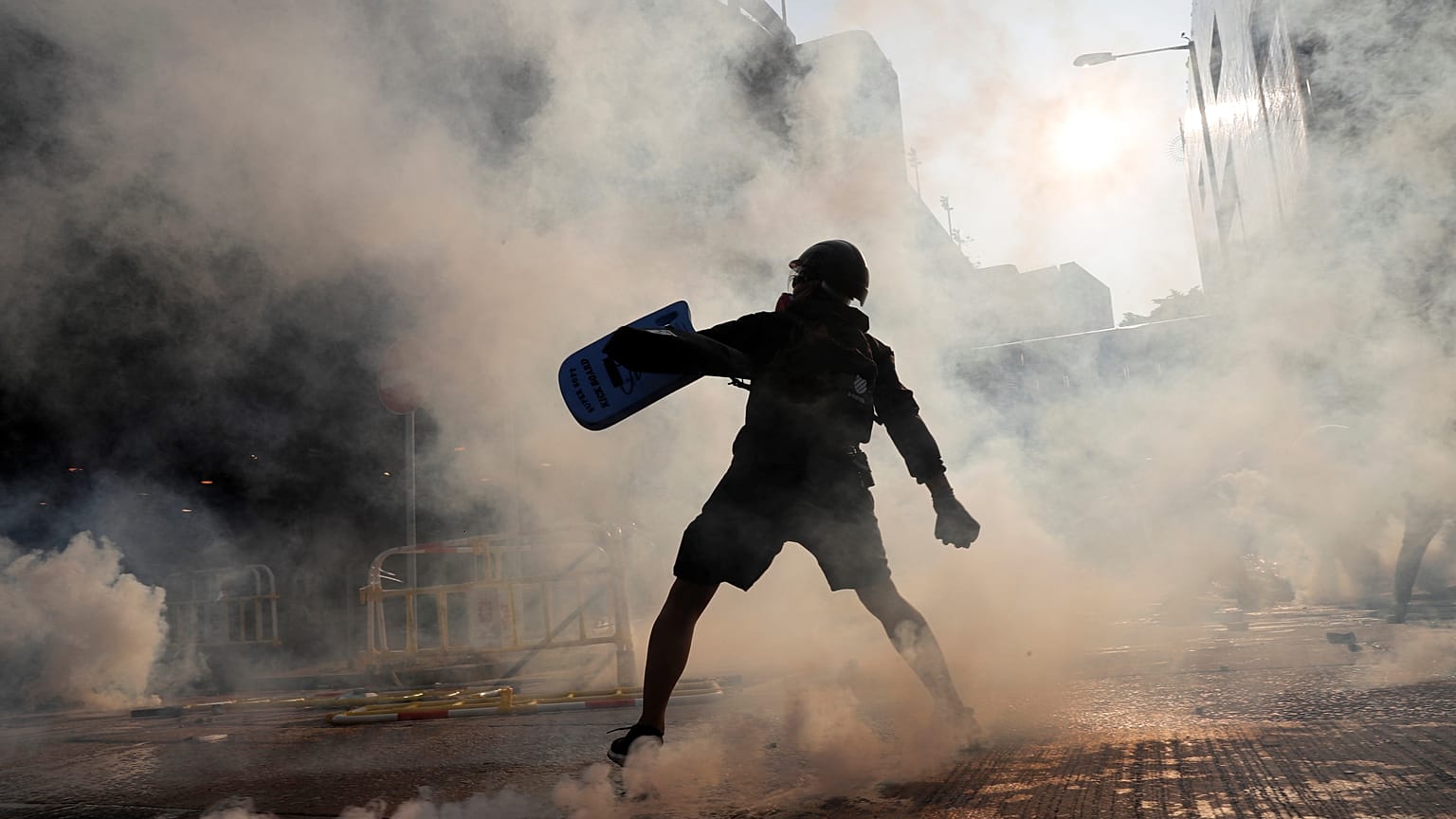Scontri Hong Kong, poliziotto spara e ferisce gravemente un manifestante