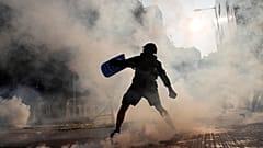 Scontri Hong Kong, poliziotto spara e ferisce gravemente un manifestante