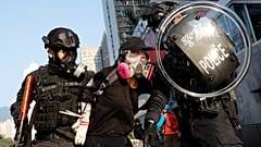 Hongkong: Straßenschlachten am Nationalfeiertag
