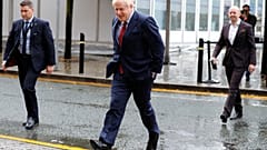 Boris Johnson al confine fra le due Irlande