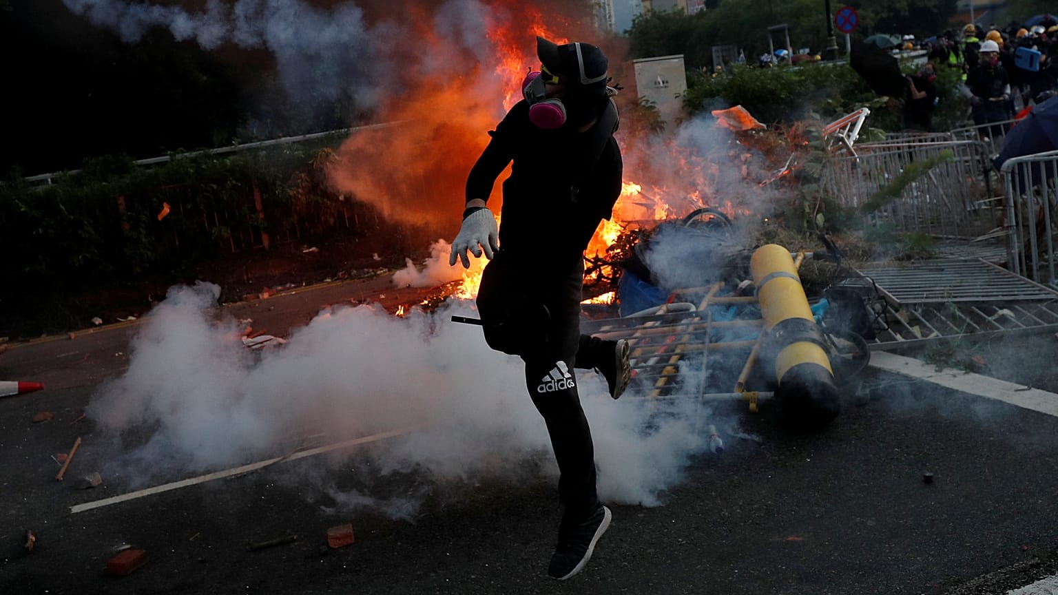 Hong Kong : un manifestant blessé par balle