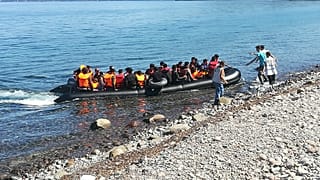 Λέσβος: Άφιξη δεκάδων μεταναστών μπροστά στην κάμερα του euronews (βίντεο + φωτο)