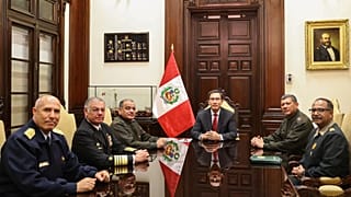 Peru'da kuvvet komutanları, Devlet Başkanı Martin Vizcarra'ya desteklerini bildirdi