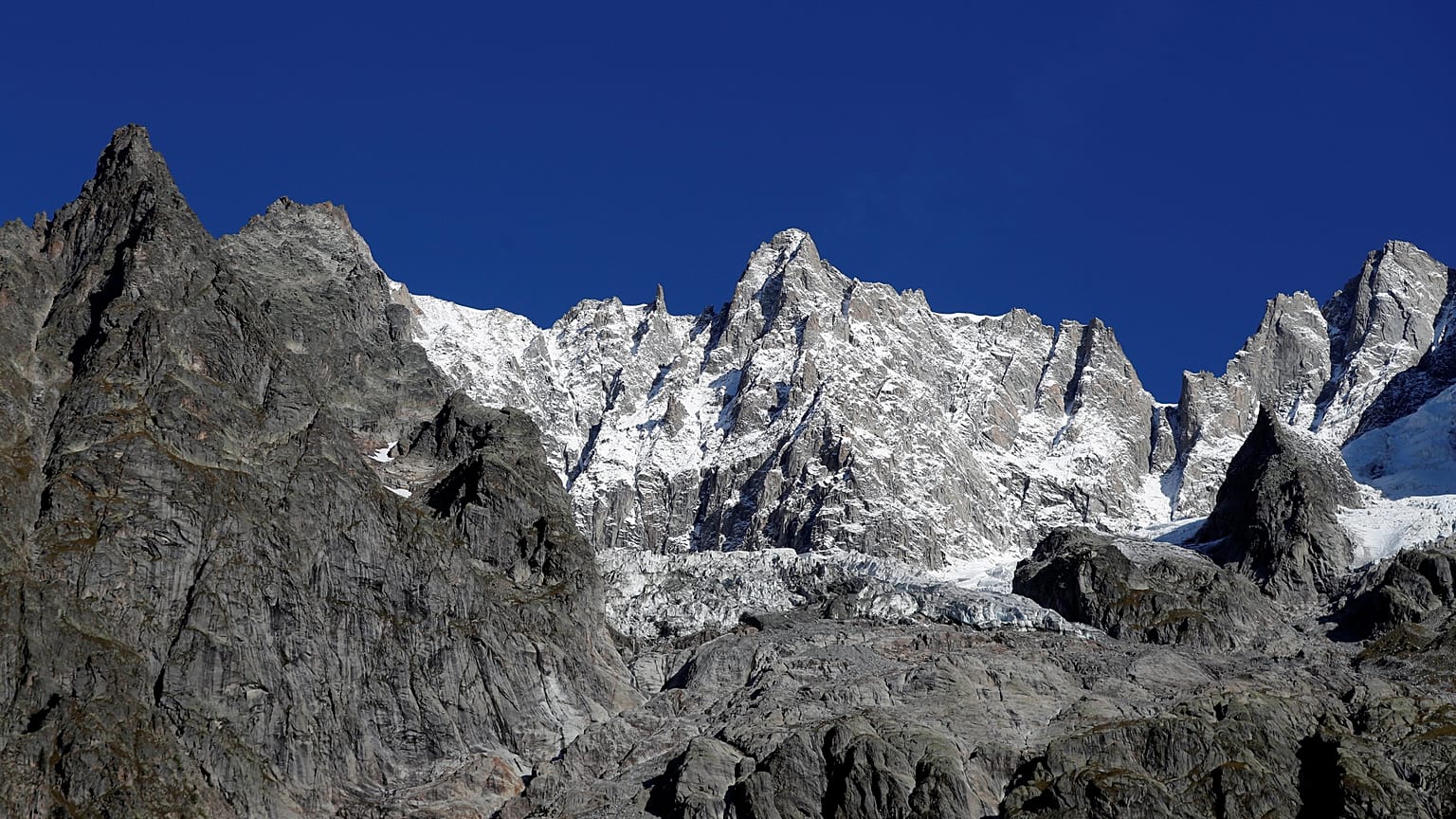 Hatalmas  jégtömb csúszik lefelé a Mont Blanc gleccseréről