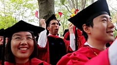 Harvard Üniversitesi öğrencilerinin diploma törenindeki sevinci
