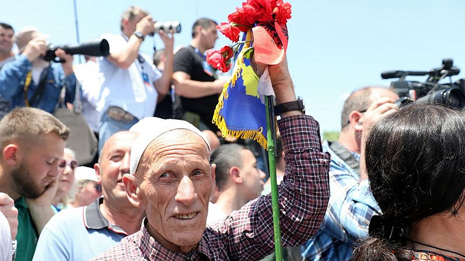 Ein Mann mit Flaggen von Albanien und dem Kosovo nimmt am 20. Jahrestag des Einsatzes von NATO-Truppen im Kosovo in Pristina teil, Kosovo 12. Juni 2019.