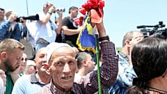 Ein Mann mit Flaggen von Albanien und dem Kosovo nimmt am 20. Jahrestag des Einsatzes von NATO-Truppen im Kosovo in Pristina teil, Kosovo 12. Juni 2019.