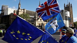 Την παραμονή τους στη Βρετανία, μετά το Brexit, σπεύδουν να διασφαλίσουν πολίτες της Ε.Ε.