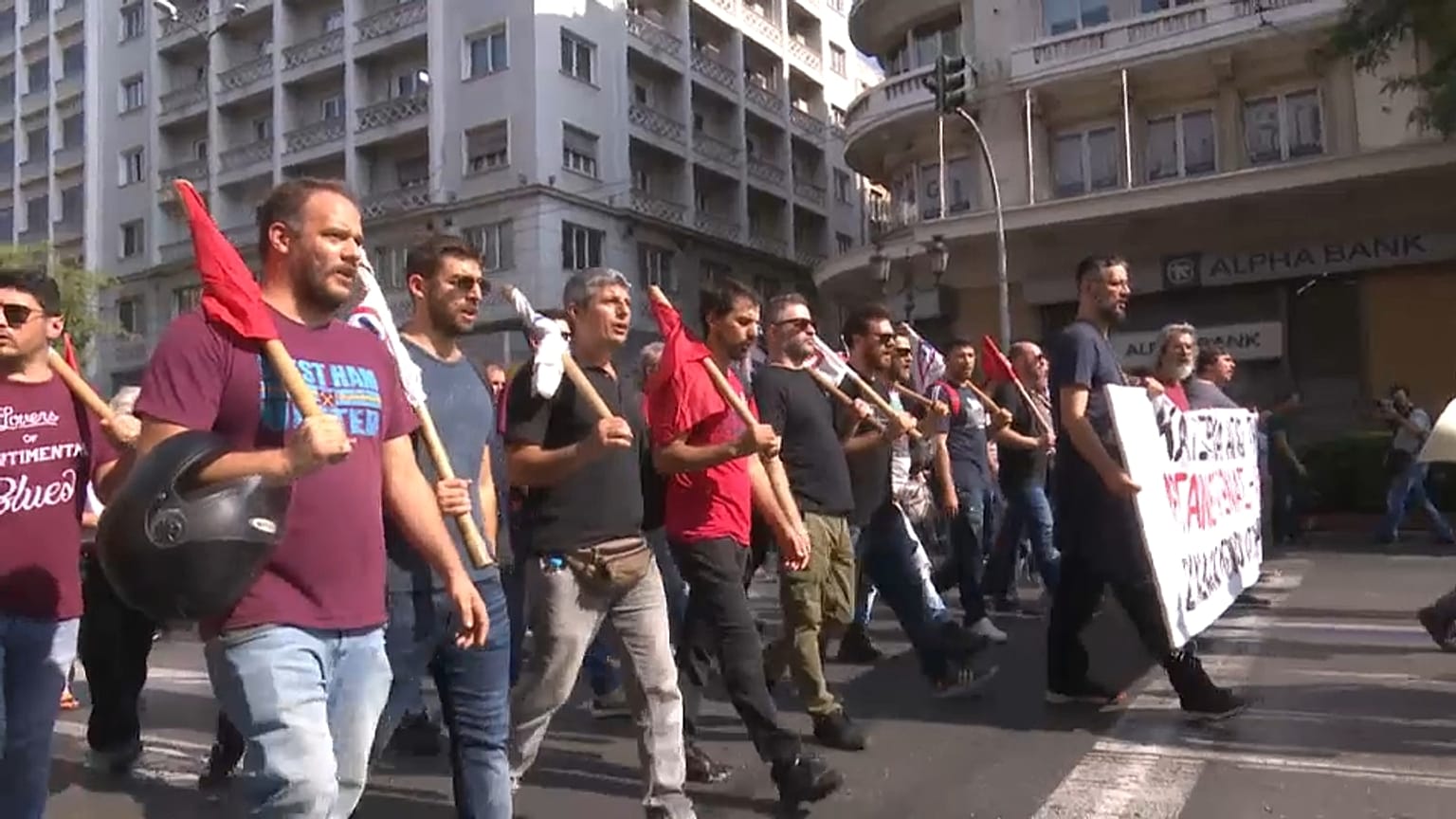 Грецию парализовала забастовка 