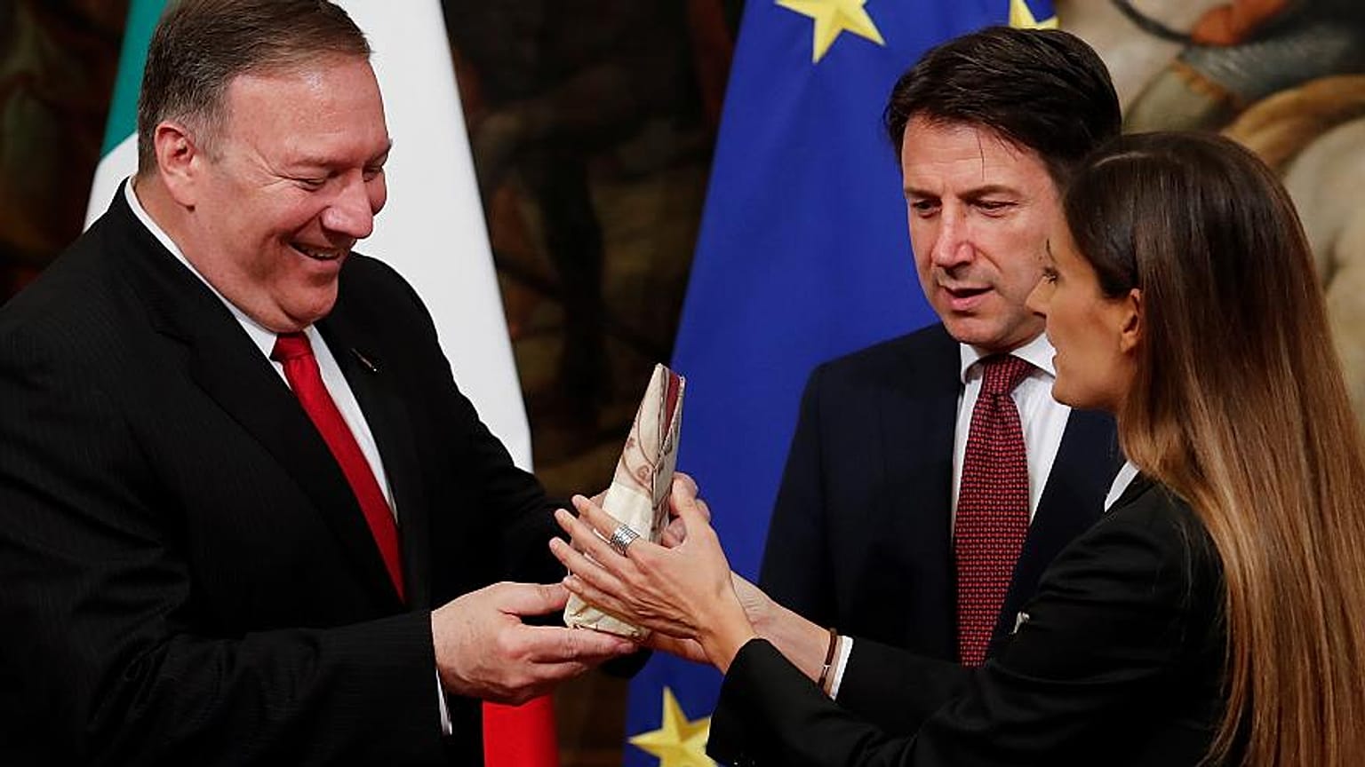 Die Frau störte einen Fototermin zwischen Pompeo und Conte