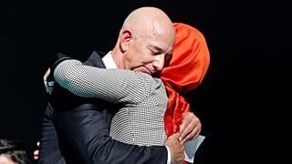 مالك "واشنطن بوست" جيف بيزوس ينعي خاشقجي خلال حضوره مراسيم إحياء ذكرى وفاته