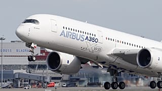 Egy Airbus próbarepülése a toulouse-i gyár közelében