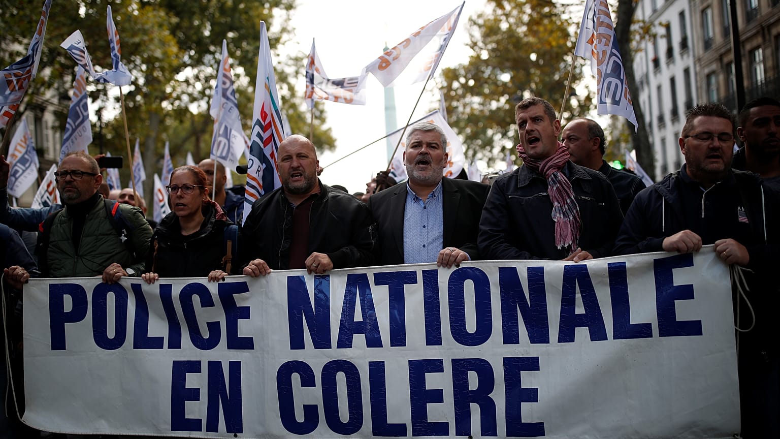 Paris'te eylem için sokağa çıkma sırası polislerde