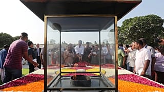 Hindistan'ın tarihi liderlerinden Gandhi doğumunun 150. yıl dönümünde dev 'plastik çıkrıkla' anıldı