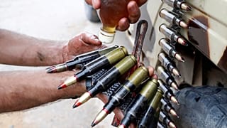 مقاتل موالي للحكومة الليبية المدعومة من الأمم المتحدة يضع الزيت على الرصاص خلال اشتباكات مع قوات موالية لخليفة حفتر في ضواحي طرابلس
