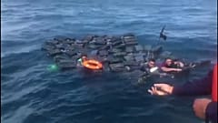 Rescatan del mar a tres narcotraficantes aferrados a una balsa de cocaína