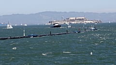 Az Ocean Cleanup nevű szerkezetet vontatja ki a projekt hajója a San Franciscó-i öbölből 2018. szeptember 9-én.