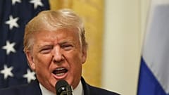 Trump se enfada durante una rueda de prensa junto al presidente finlandés Sauli Niinisto