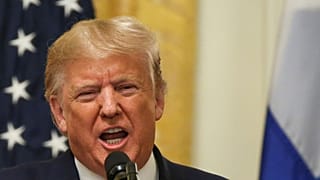 Trump se enfada durante una rueda de prensa junto al presidente finlandés Sauli Niinisto