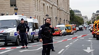 Paris Emniyet Müdürlüğü'nde gerçekleşen bıçaklı saldırının ardından güvenlik güçleri, önlemleri arttırdı