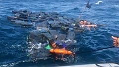 Tekneleri batan kaçakçılar Pasifik'te kokain balyalarına sarılarak köpek balıklarından kurtuldu