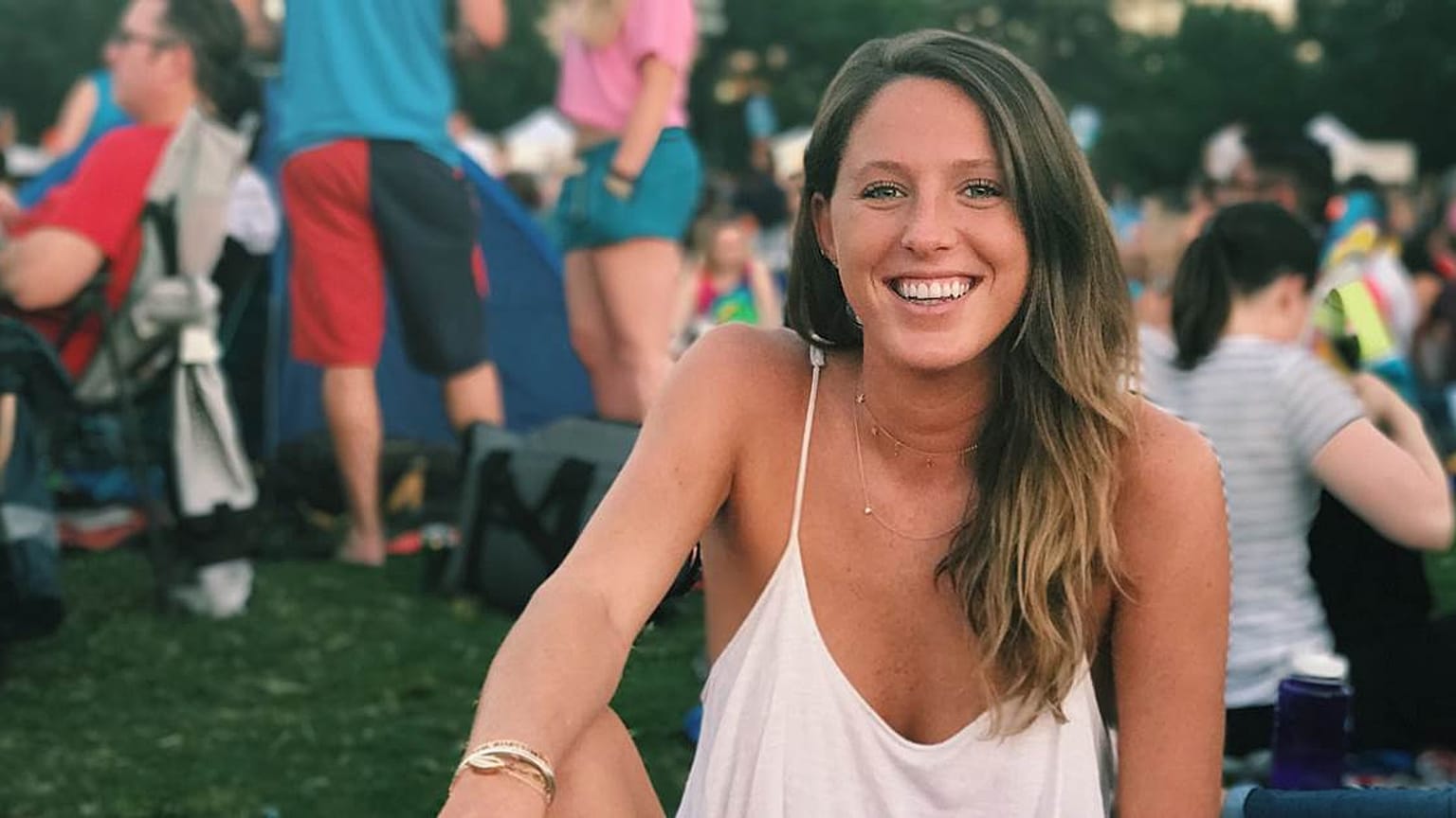 Emily Clow, iş başvurusunda bulunduğu şirket tarafından bikinili fotoğrafı nedeniyle işe alınmadı