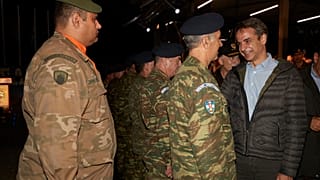 Ο πρωθυπουργός συνομιλεί με αξιωματικούς κατά τη διάρκεια της άσκησης "Παρμενίων 2019"
