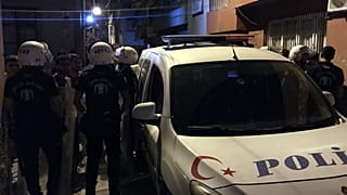 Kocaeli'nin Karamürsel ilçesinde zanlıların adliyeye sevk edildiğini duyan vatandaşlar adliye önünde toplandı