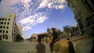 الشرطة الأمريكية تتنشر فيديو لاعتقال رجل أسود مربوطا بحبل