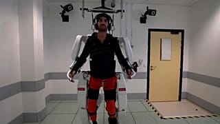 شاهد: رجل مشلول يمشي مجددا بفضل نظام روبوتي