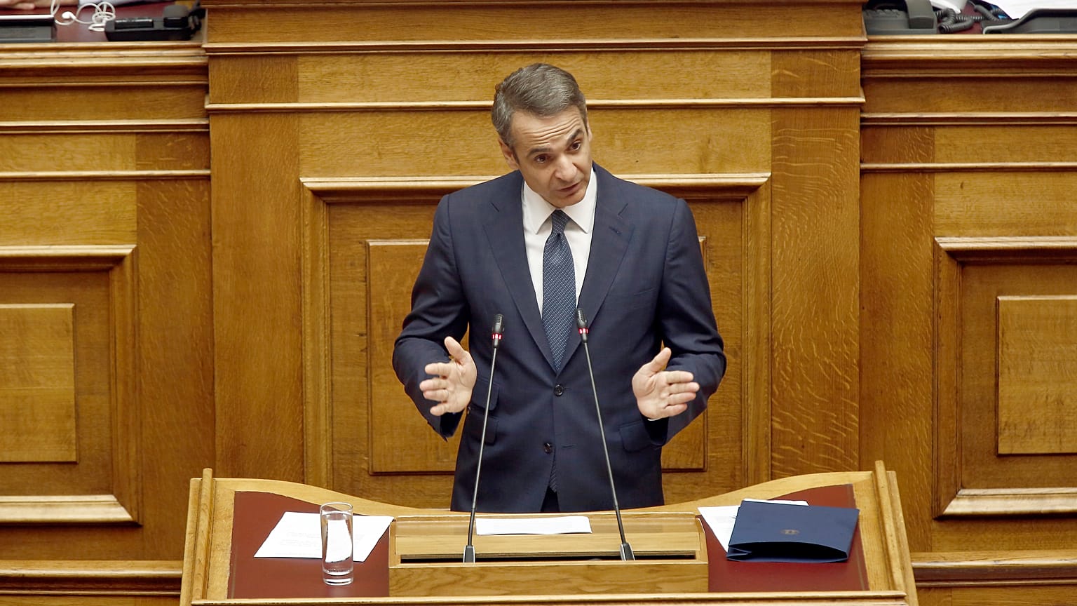Ο πρωθυπουργός Κυριάκος Μητσοτάκης μιλάει από το βήμα της Βουλής