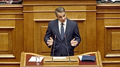 Ο πρωθυπουργός Κυριάκος Μητσοτάκης μιλάει από το βήμα της Βουλής