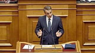 Ο πρωθυπουργός Κυριάκος Μητσοτάκης μιλάει από το βήμα της Βουλής