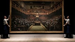 لوحة "سياسيون قردة" لبانكسي تباع بـ 10 ملايين جنيه إسترليني  