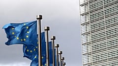 العلم الأوروبي أمام مبنى المفوضية الأوروبية في بروكسل 