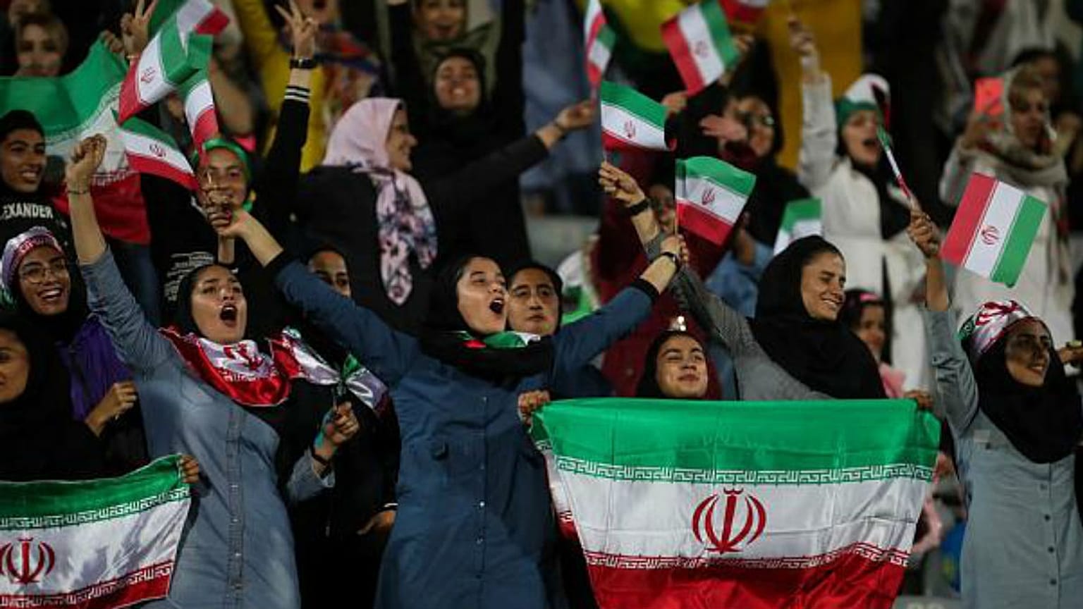 نخستین حضورِ آزاد در آزادی؛ زنان ایرانی بدون گزینش بلیط تماشای فوتبال خریدند