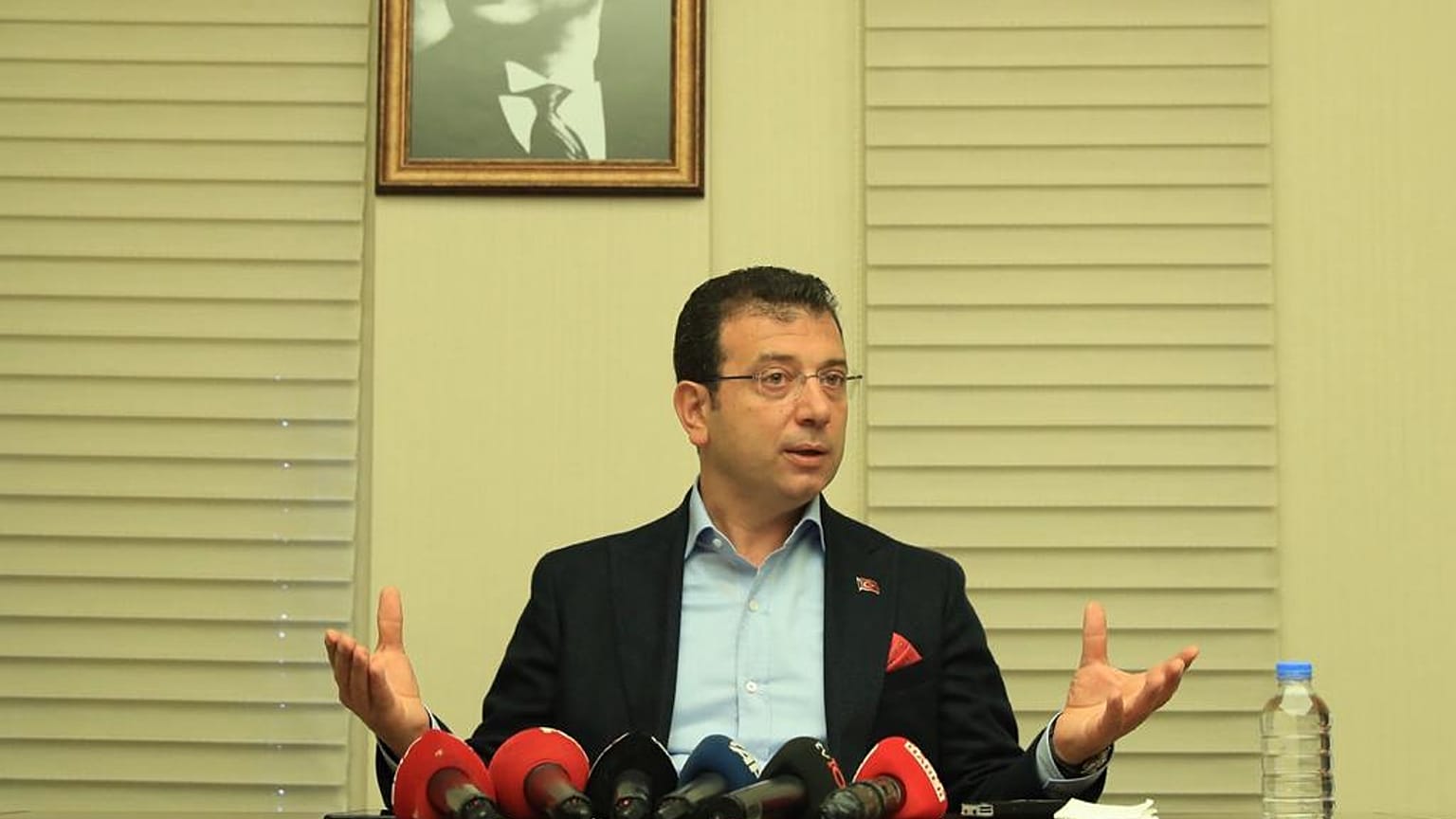 İstanbul Büyükşehir Belediye Başkanı Ekrem İmamoğlu, Florya Sosyal Tesisleri'nde düzenlediği basın toplantısında soruları yanıtladı. ( İBB  - Anadolu Ajansı )