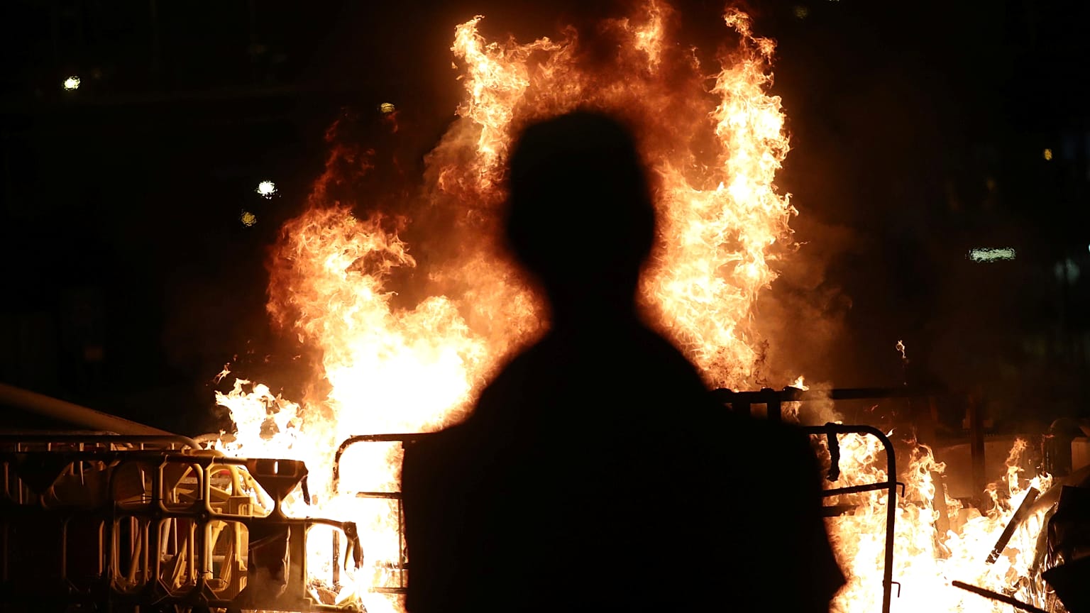 Hong Kong, bitmeyen protestolara karşı sömürge dönemi acil durum yasasına başvuruyor