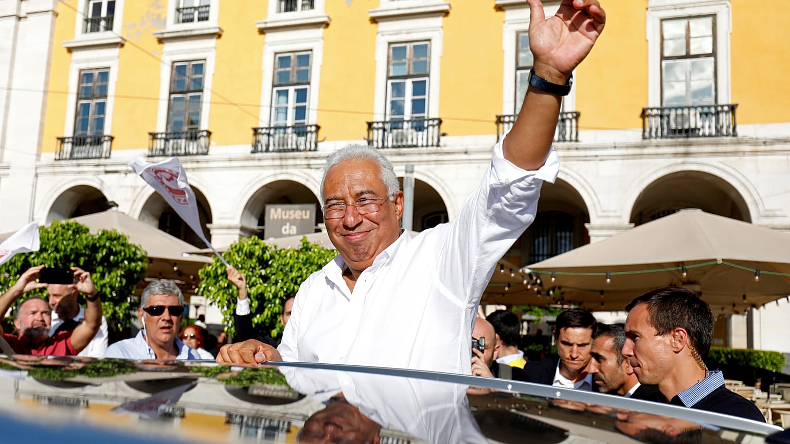 Elezioni portoghesi: sondaggi prevedono stentata vittoria socialista  