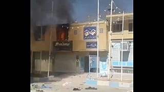 معترضان دفتر امام جمعه لردگان را آتش زدند