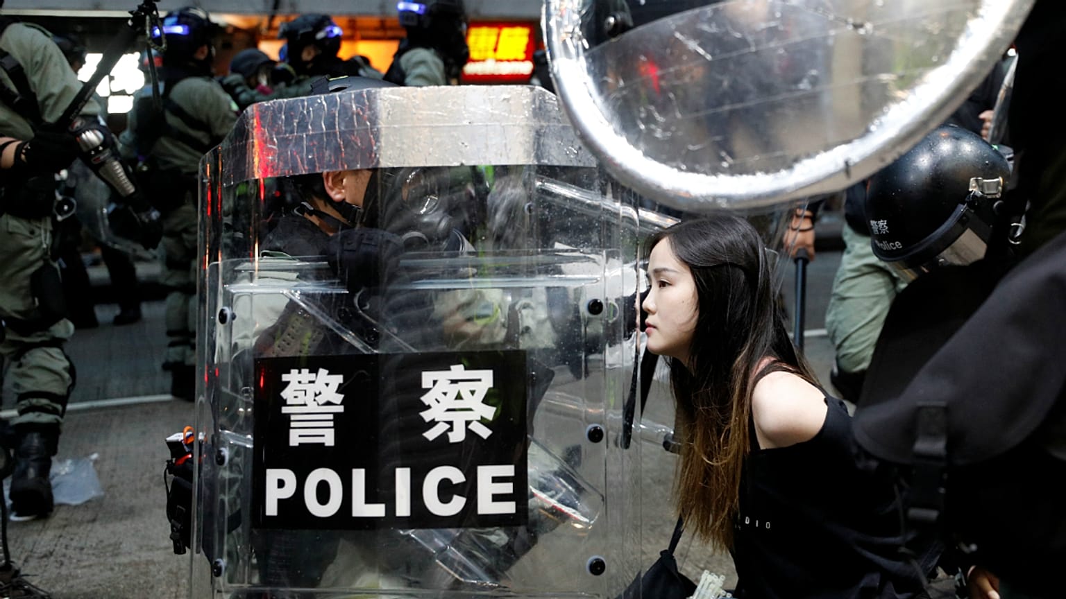 Uma manifestante é detida pela polícia antimotim em Hong Kong