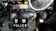 Uma manifestante é detida pela polícia antimotim em Hong Kong