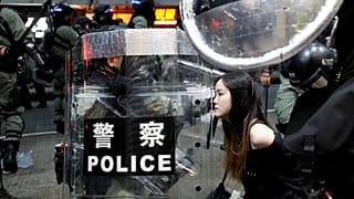 Uma manifestante é detida pela polícia antimotim em Hong Kong