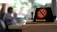 Η Ελλάδα σβήνει το τσιγάρο: Ο νόμος που δεν εφαρμόστηκε ποτέ και η νέα προσπάθεια