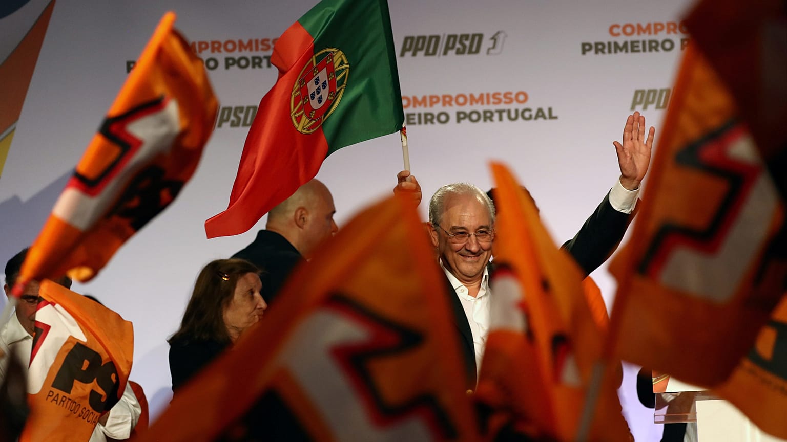 Rui Rio, a portugál szociáldemokraták vezetője támogatói gyűrűjében