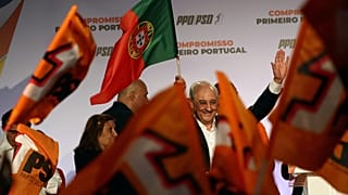 Rui Rio, a portugál szociáldemokraták vezetője támogatói gyűrűjében