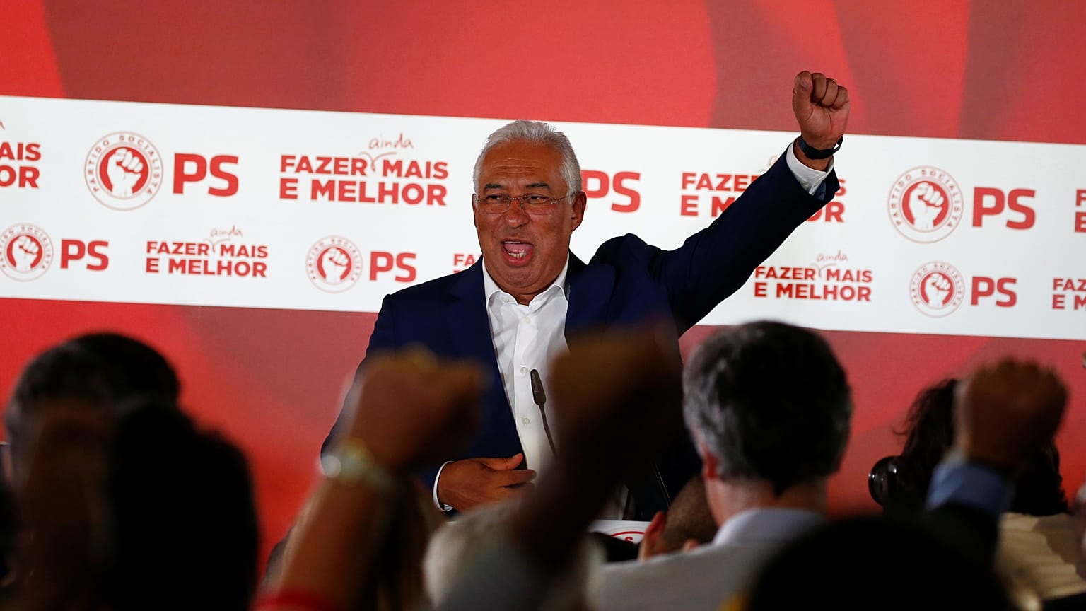 PS vence sem maioria, recorde na abstenção e no número de partidos eleitos
