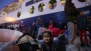 Στην ενδοχώρα μεταφέρονται μετανάστες από τα νησιά